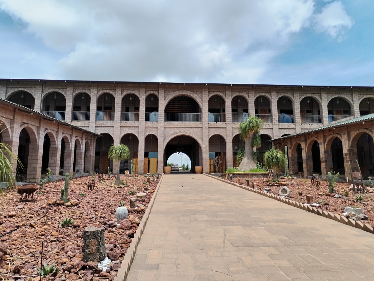 19 of 22: hotel con 70 habitaciones