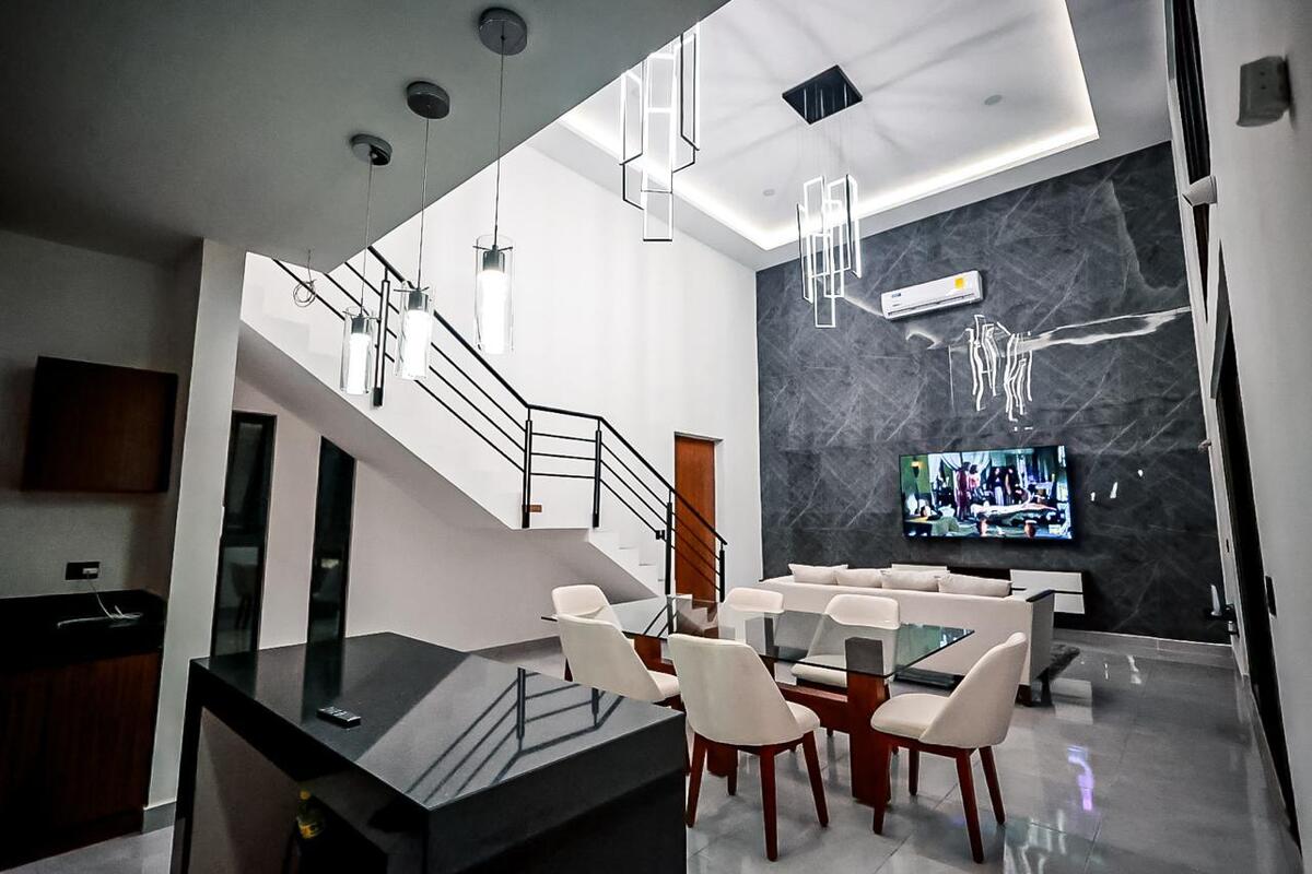 1 of 14: Area abierta de cocina, sala y comedor