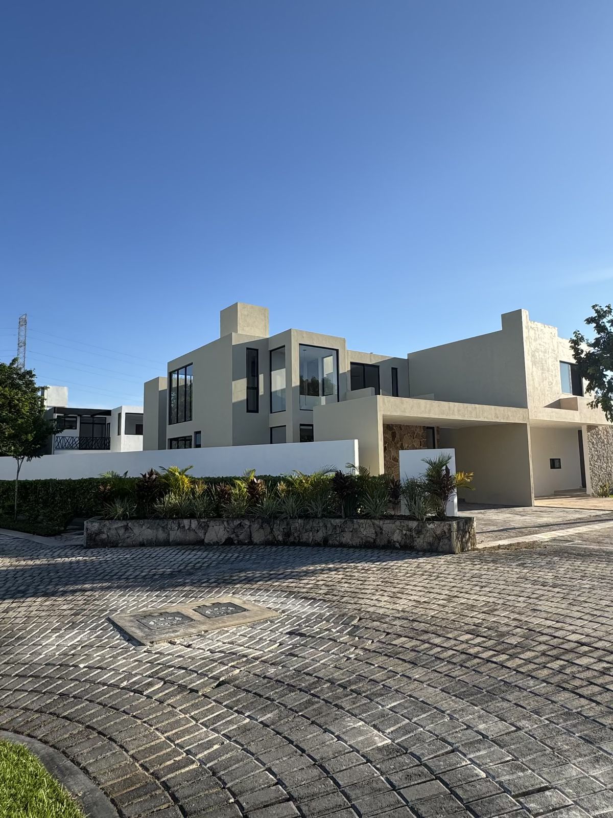 1 of 50: Fachada
