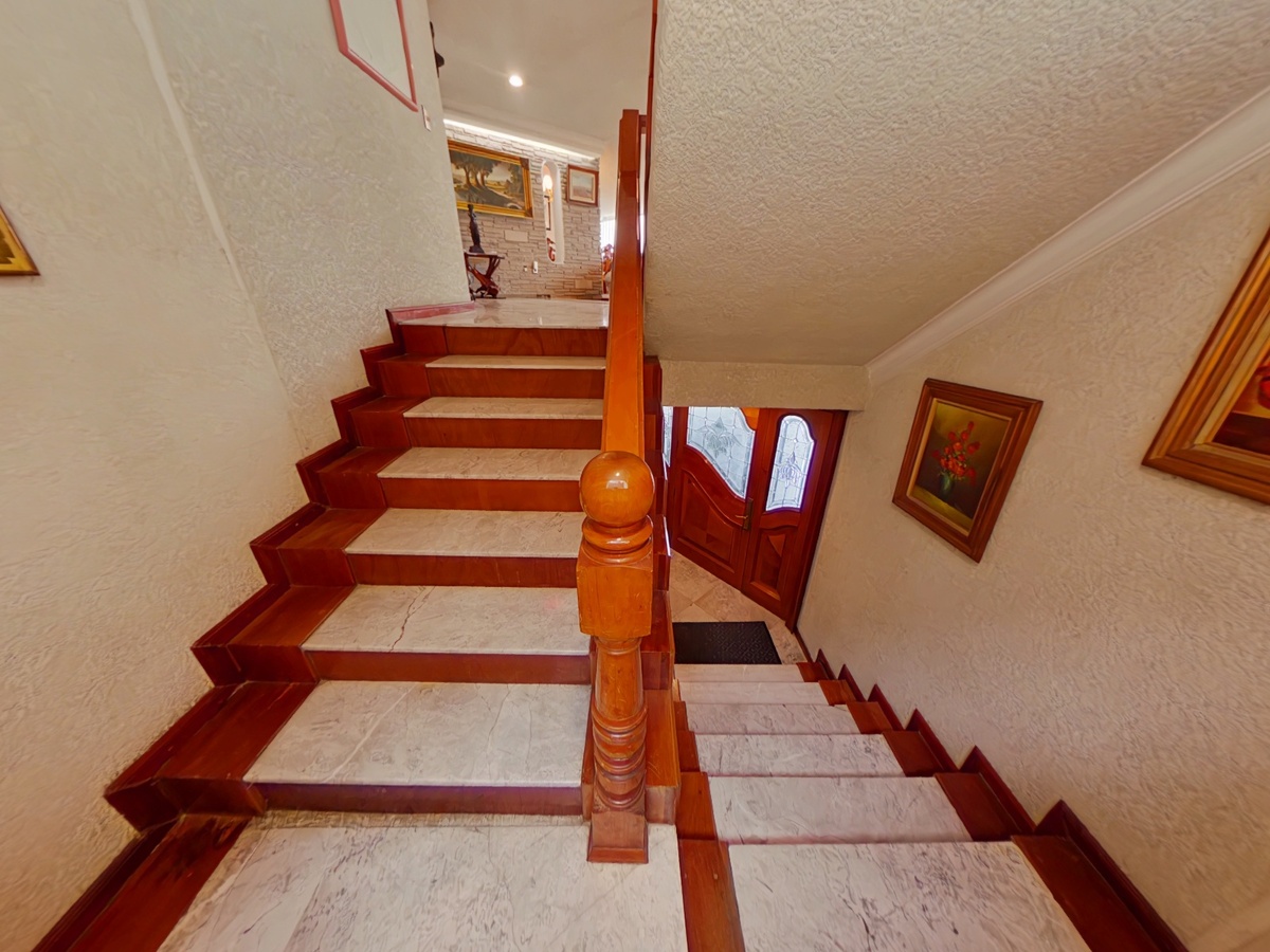 4 of 41: Escalera acceso principal