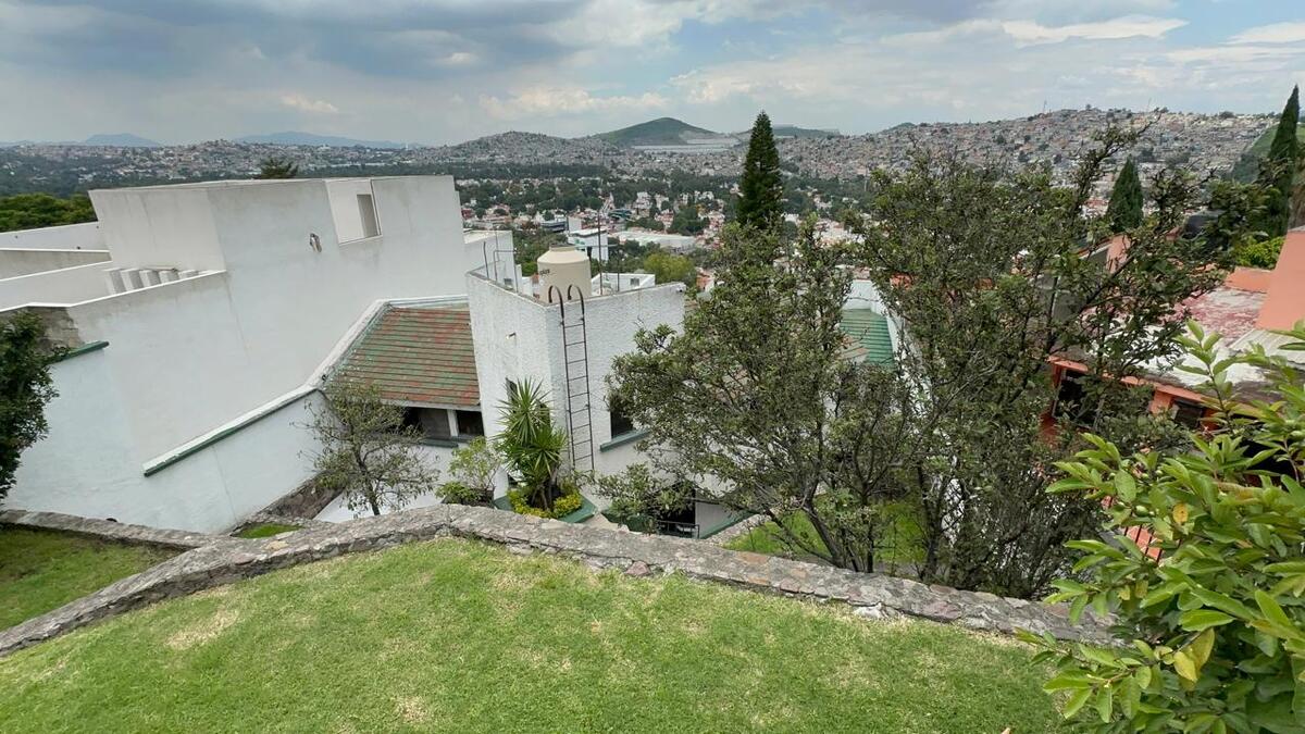 27 de 41: jardín, fachada posterior