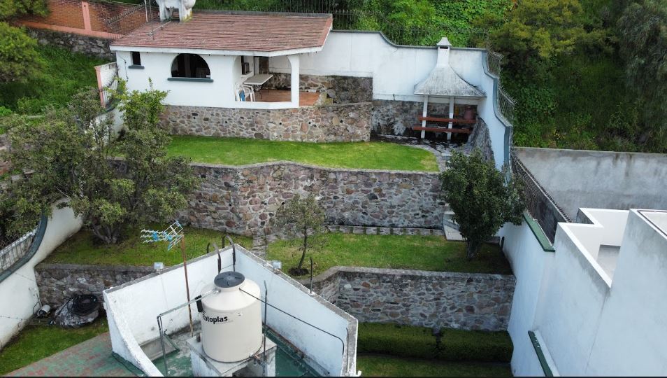 28 de 41: Jardín, asador, fachada posterior