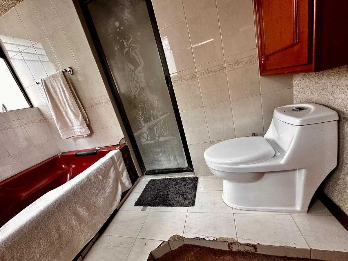 34 de 41: baño + tina de hidromasaje