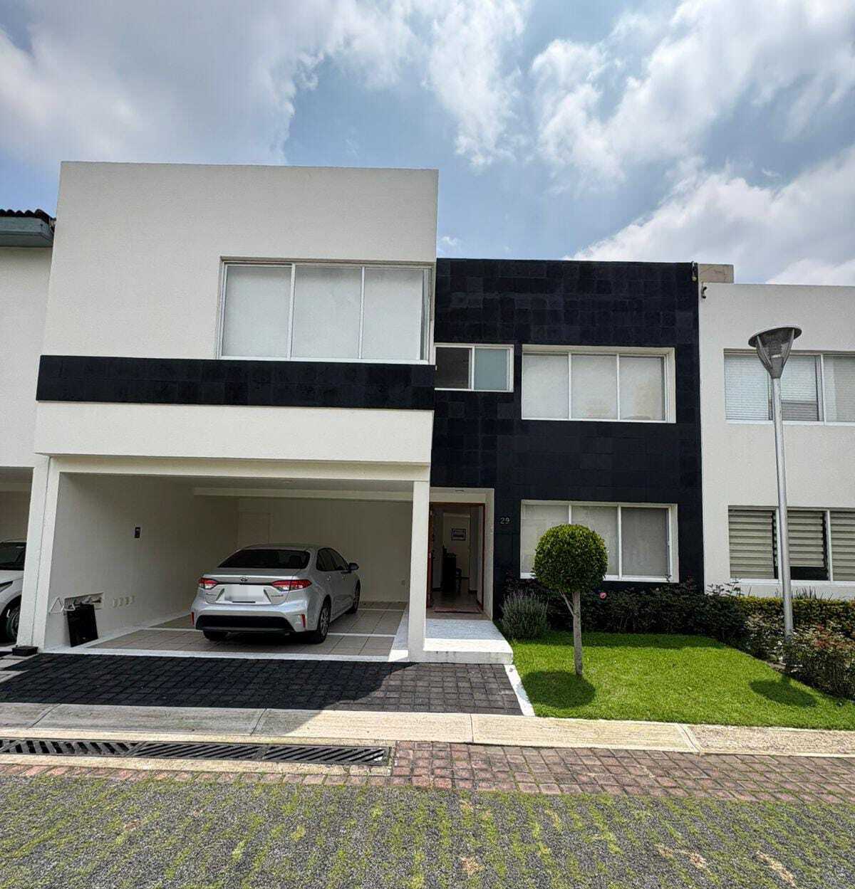 1 of 21: Fachada de la casa