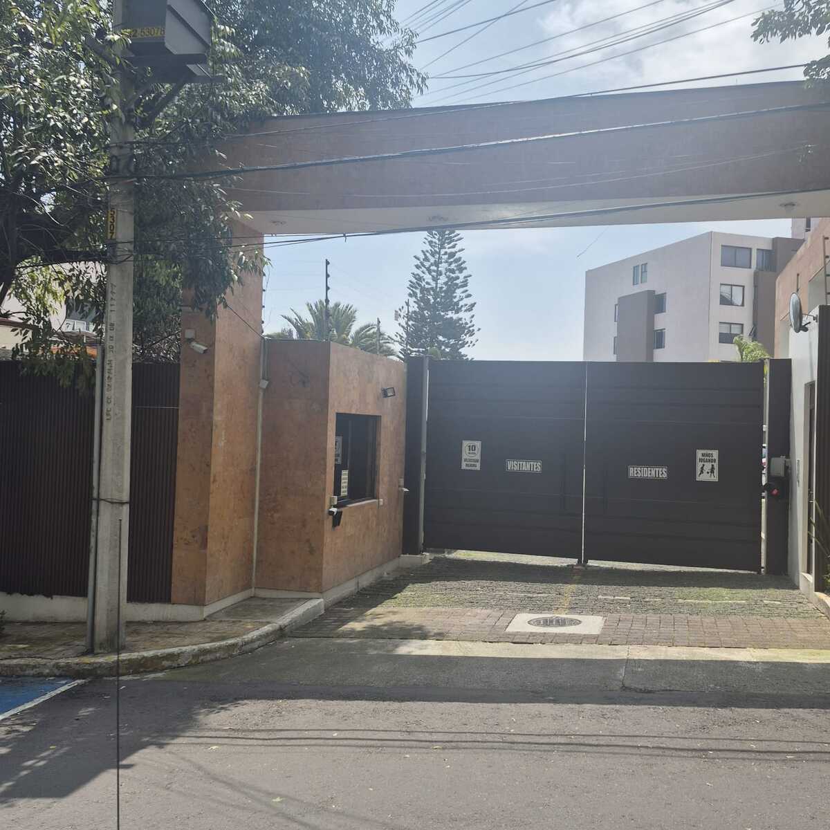 2 of 21: Entrada principal al condominio