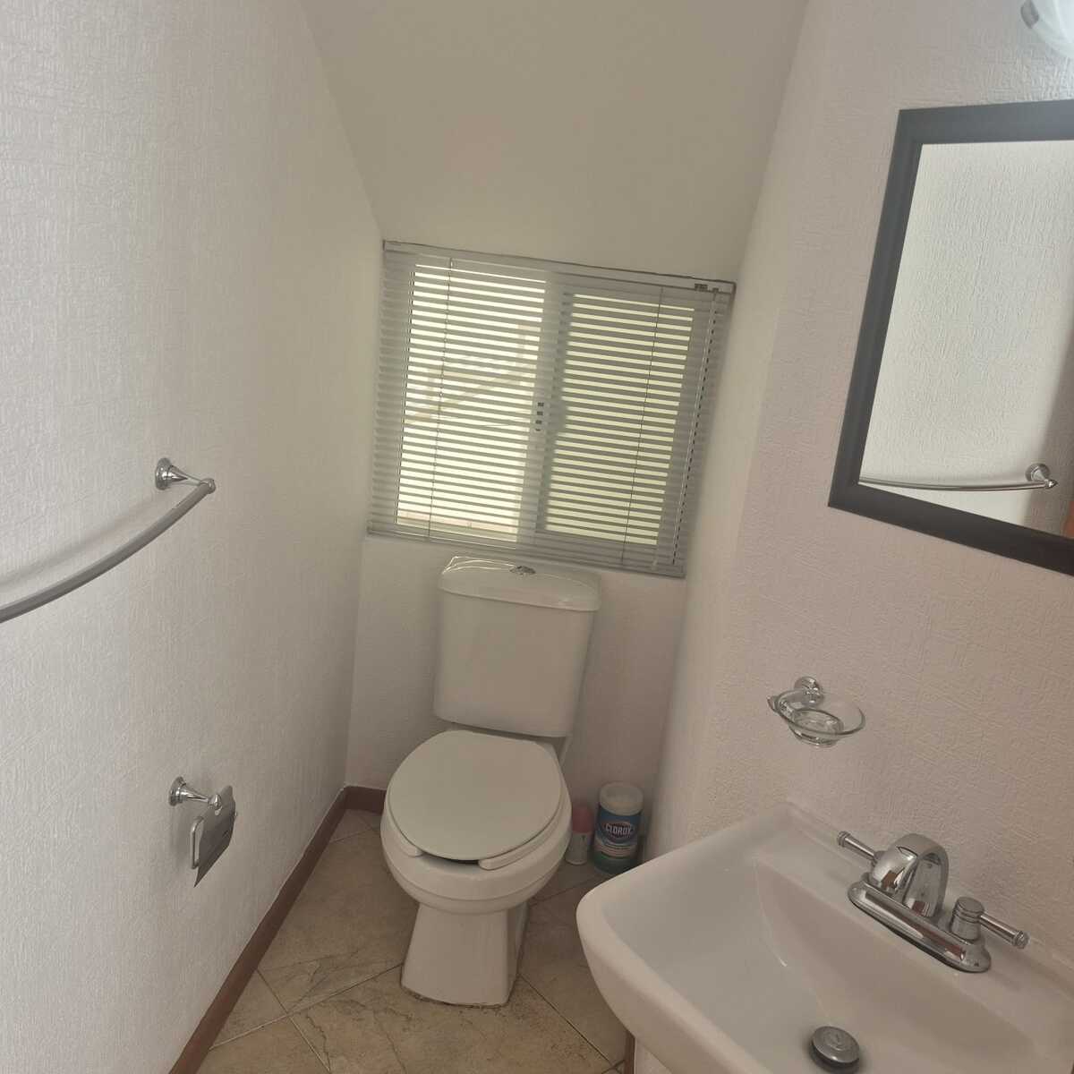 7 of 21: medio Baño