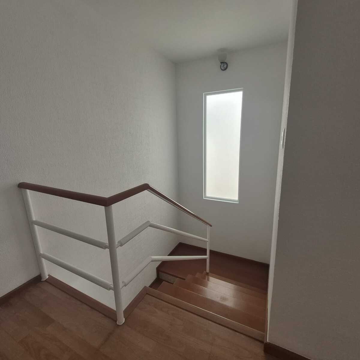 8 of 21: descanso escaleras