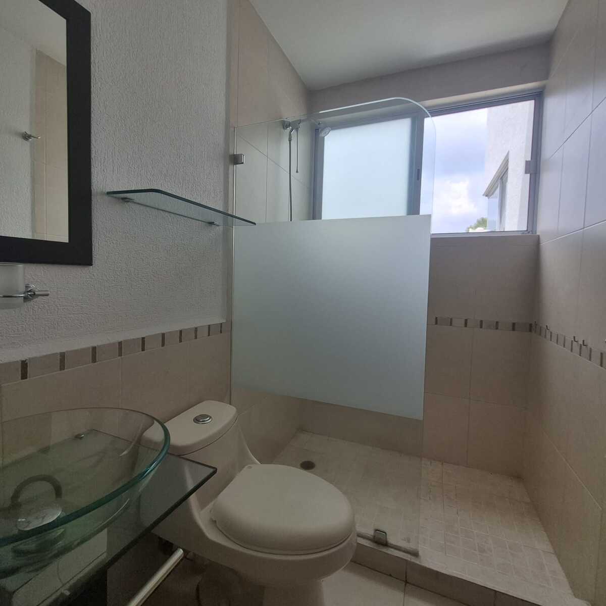 13 of 21: Baño secundario