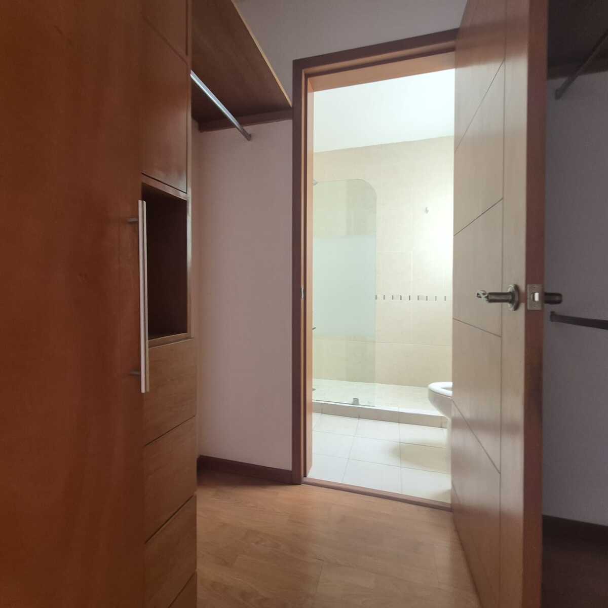 16 of 21: Vestidor y baño principal