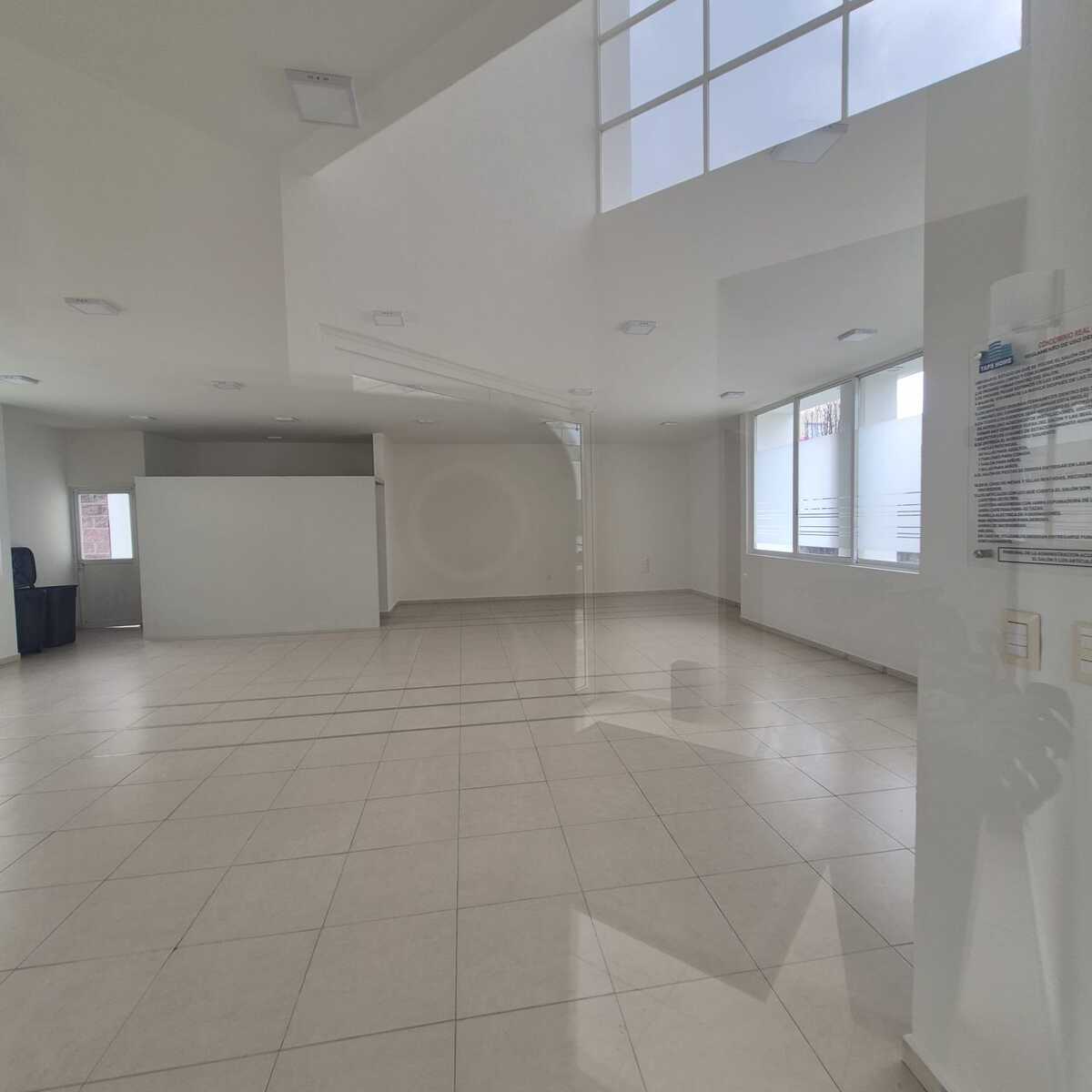 17 of 21: Salon de eventos