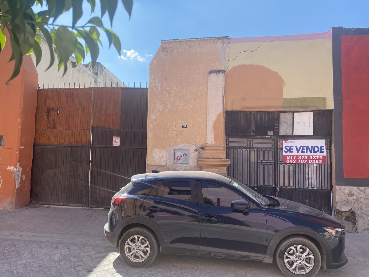 1 de 8: Frente de la Propiedad. Puerta peatonal y portón