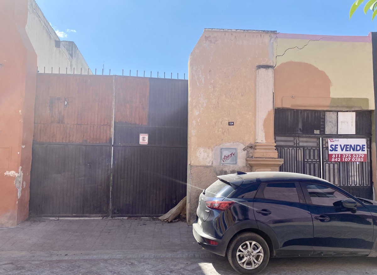 8 de 8: Frente es portón y puerta peatonal