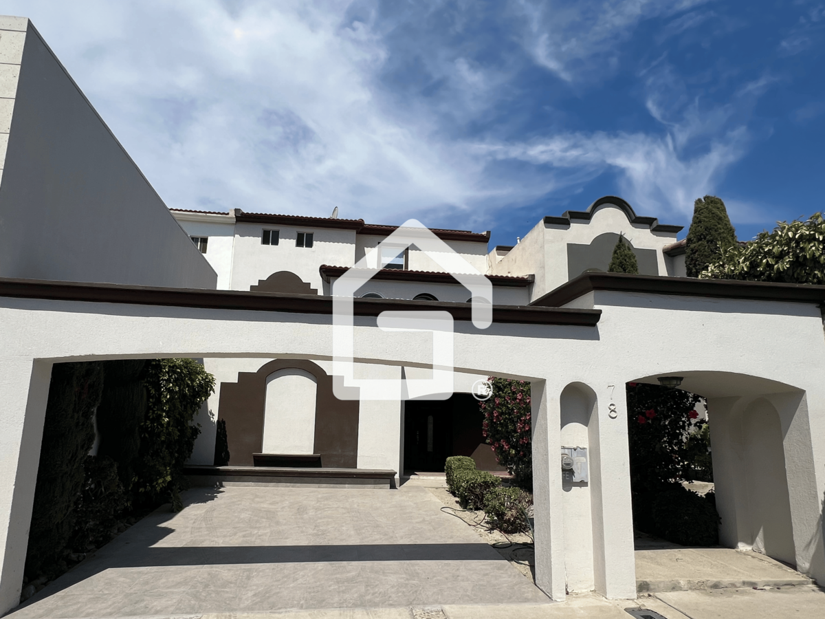 1 of 39: Fachada