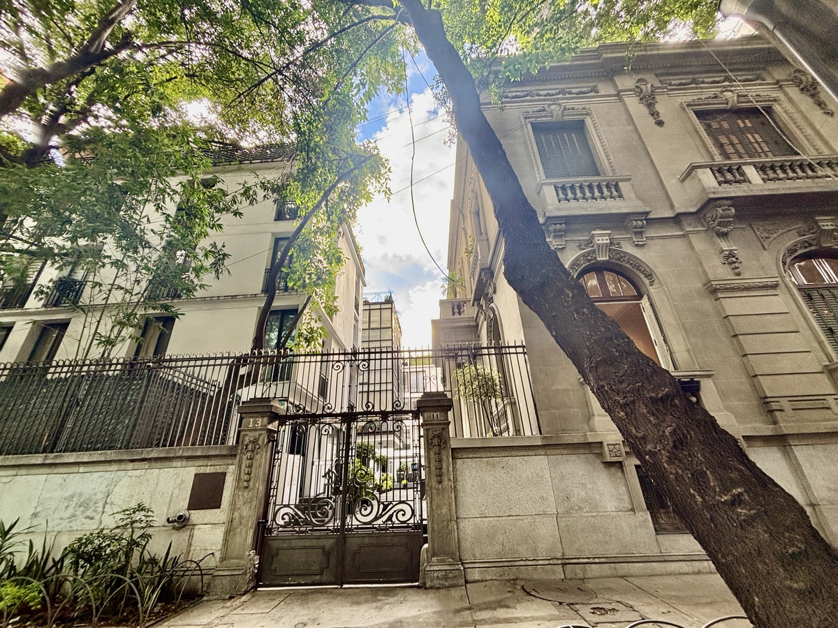 2 of 25: Fachada exterior