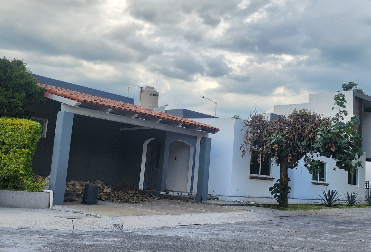 estacionamiento techado para dos autos, y dos mas afuera