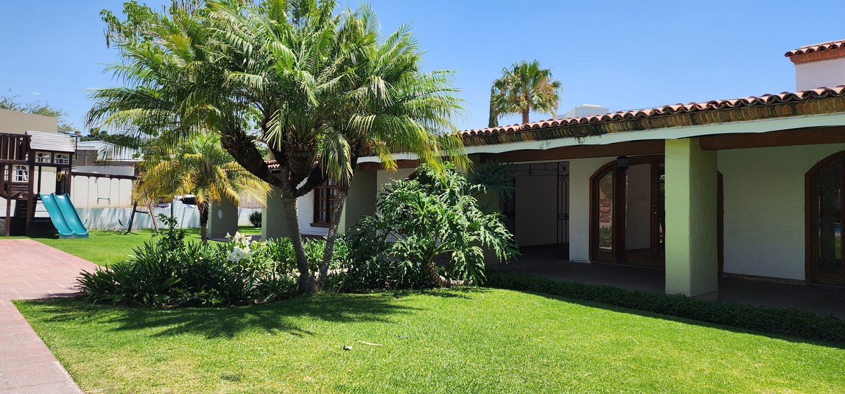 Casa club con terraza, gimnasio y juegos infantiles