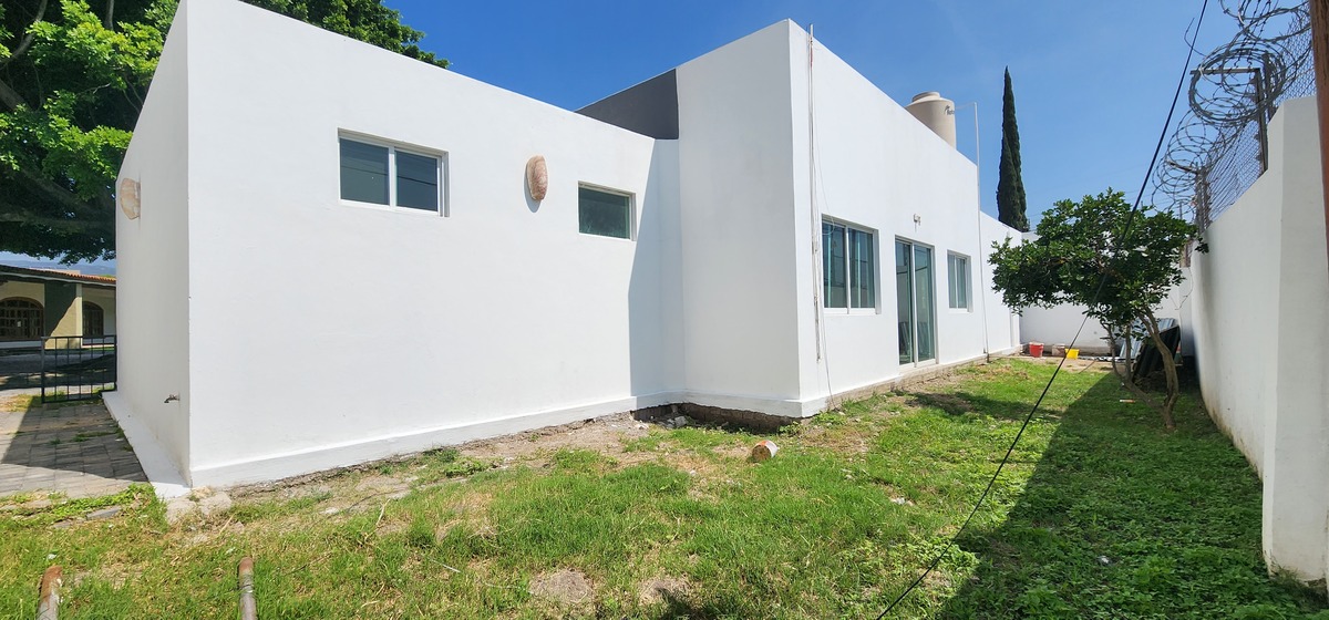 Fachada posterior, con amplio jardín posterior y lateral