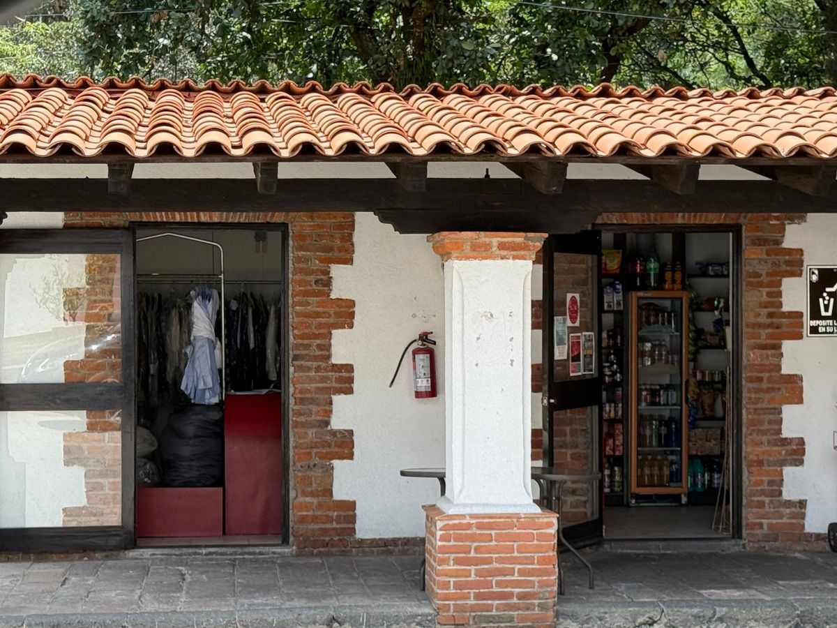 34 de 41: Tienda de abarrotes y tintorería