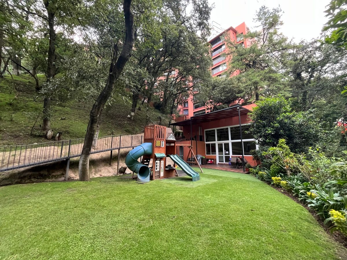 7 de 26: Jardín con juegos infantiles