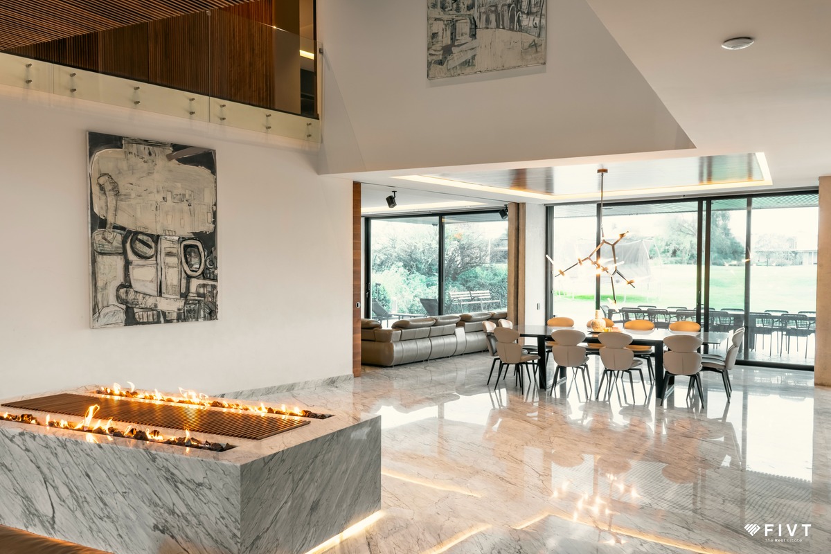 5 of 17: Chimenea y comedor