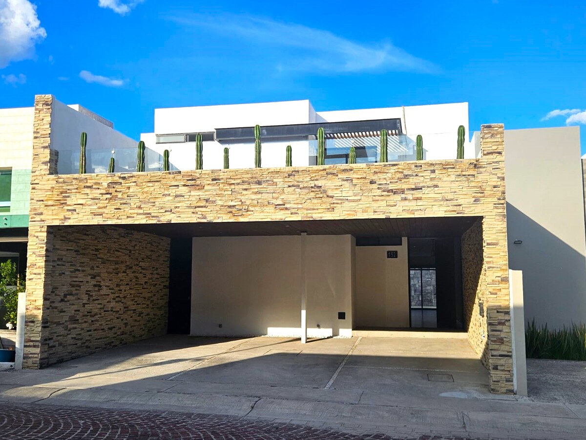 1 of 46: Fachada