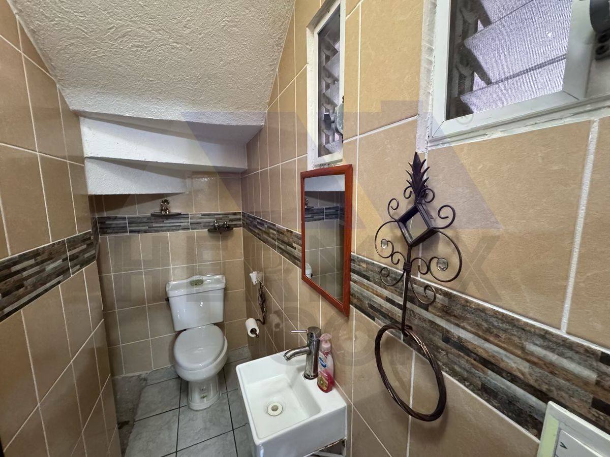 11 de 28: Medio Baño en PB
