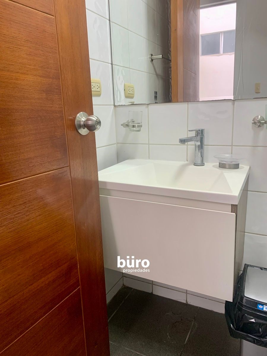 15 de 18: Baño de Visitas