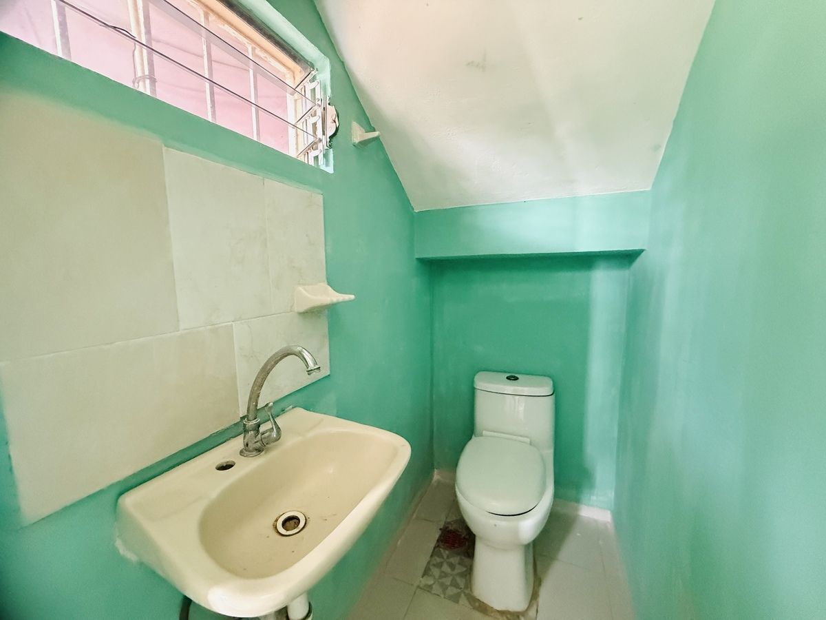 4 of 12: medio baño