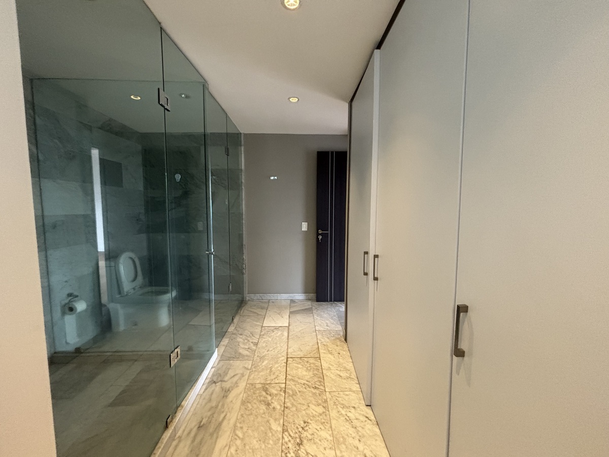 11 de 15: Vestidor y espacios de baño