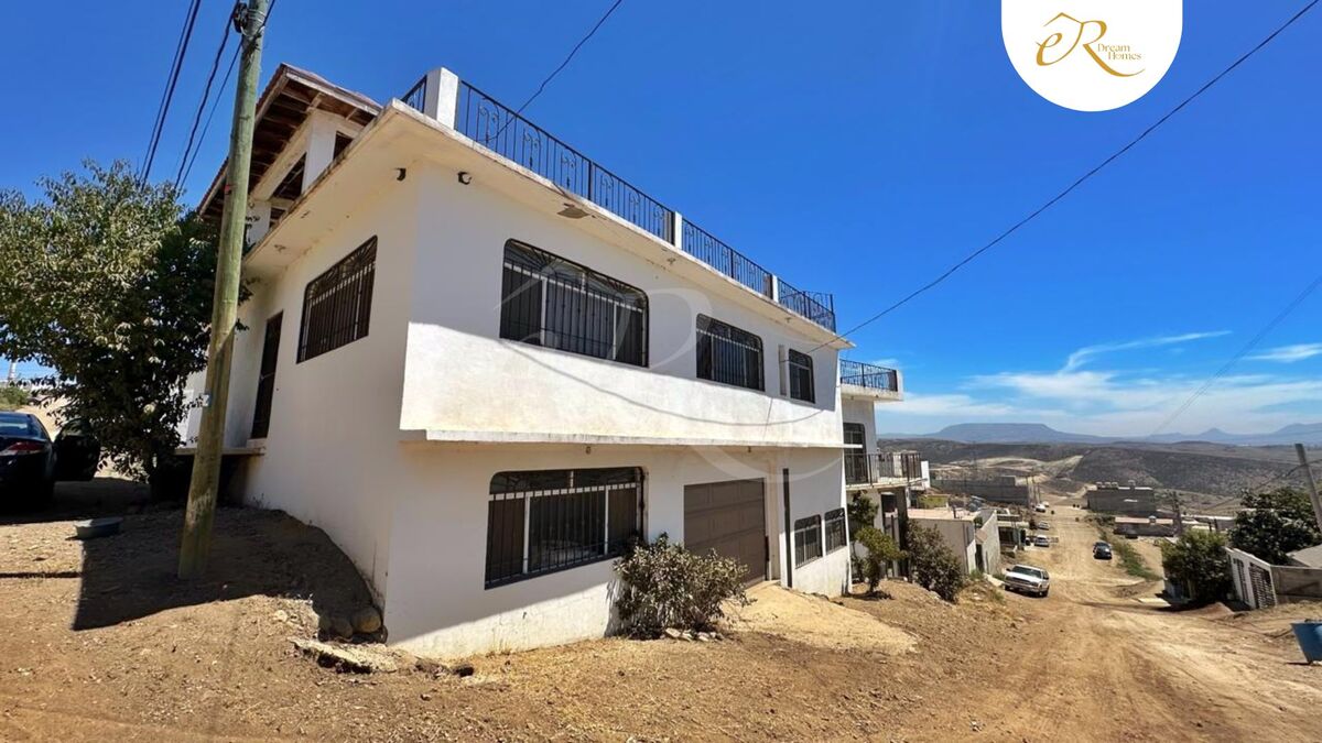 1 of 29: Fachada de la casa de 3 pisos