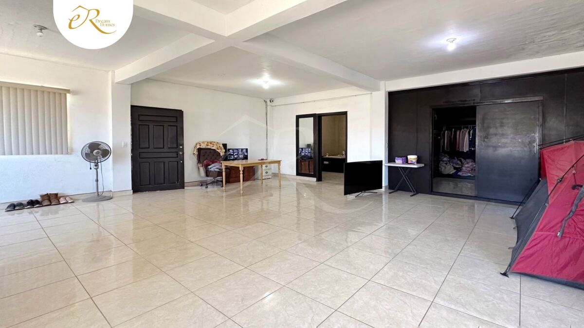 2 of 29: Sala o gran habitación con espacios abiertos