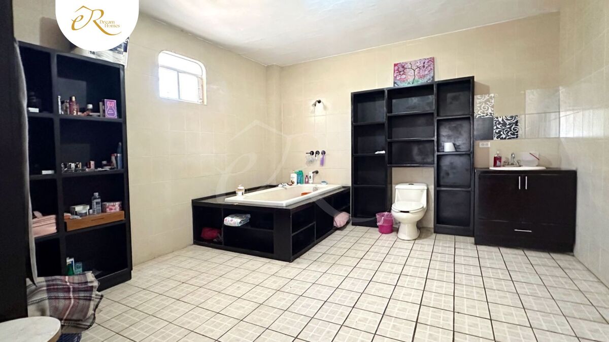 5 of 29: Baño completo en el mismo nivel