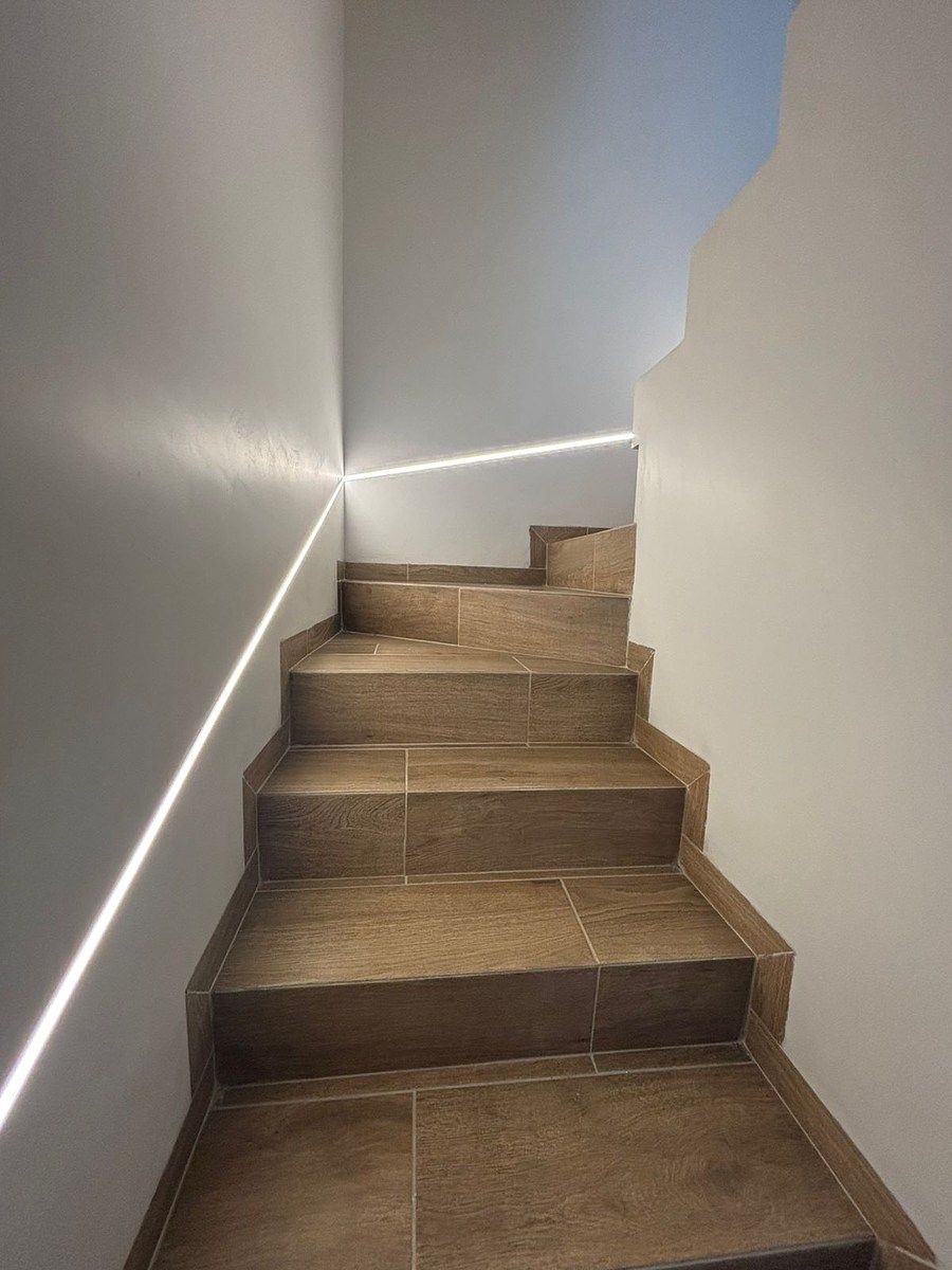 20 of 28: Escaleras led