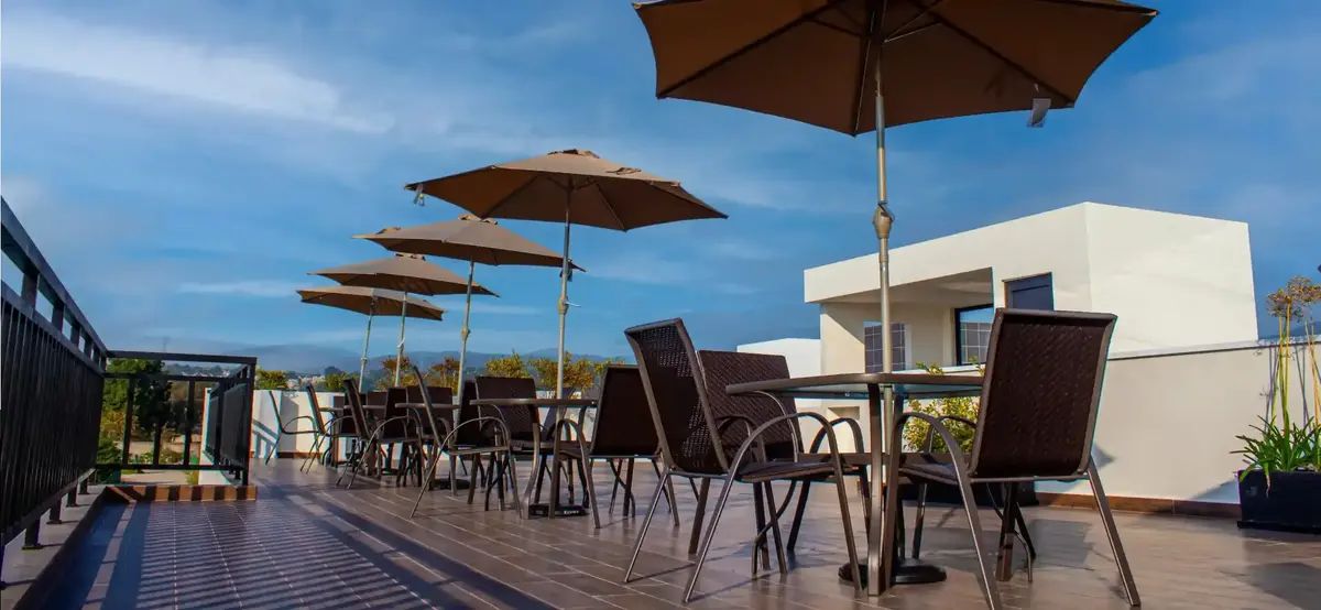26 of 32: Terraza