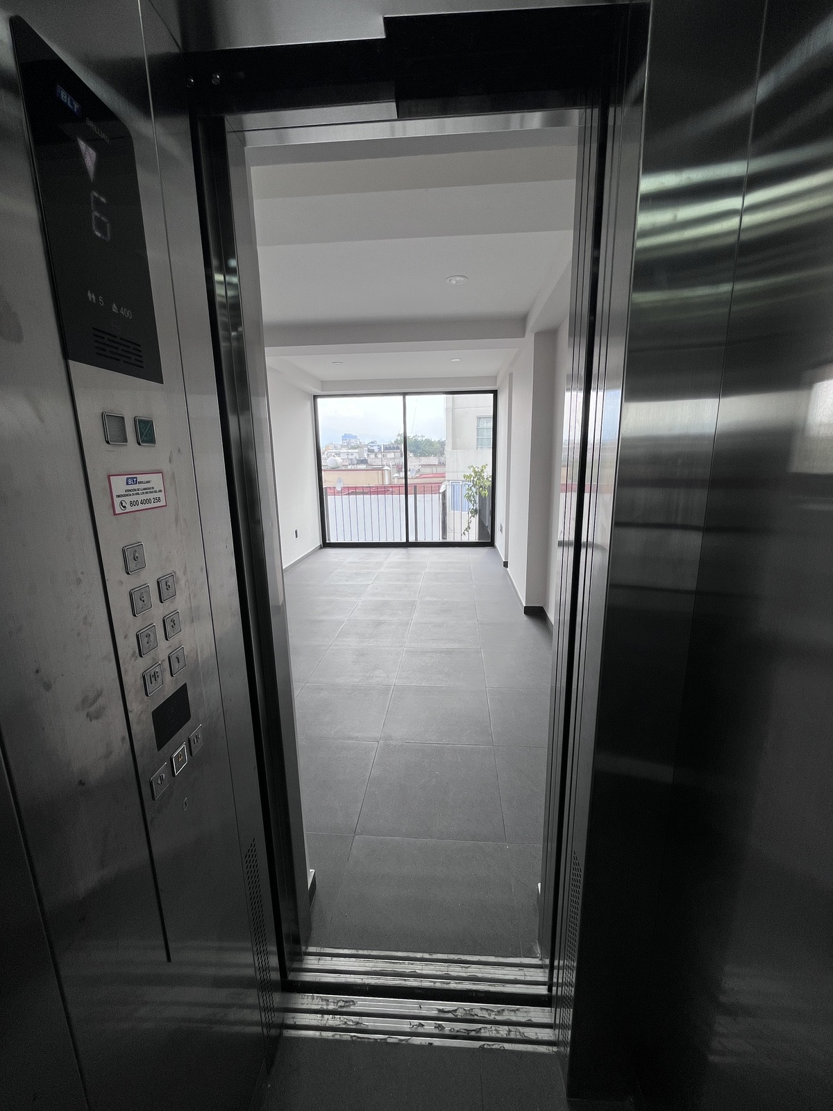 3 de 23: Acceso desde elevador al departamento