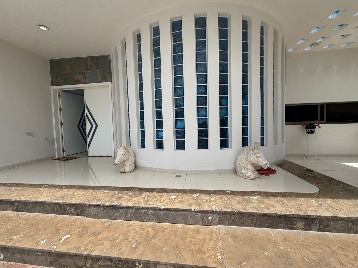 1 of 47: Pórtico de acceso