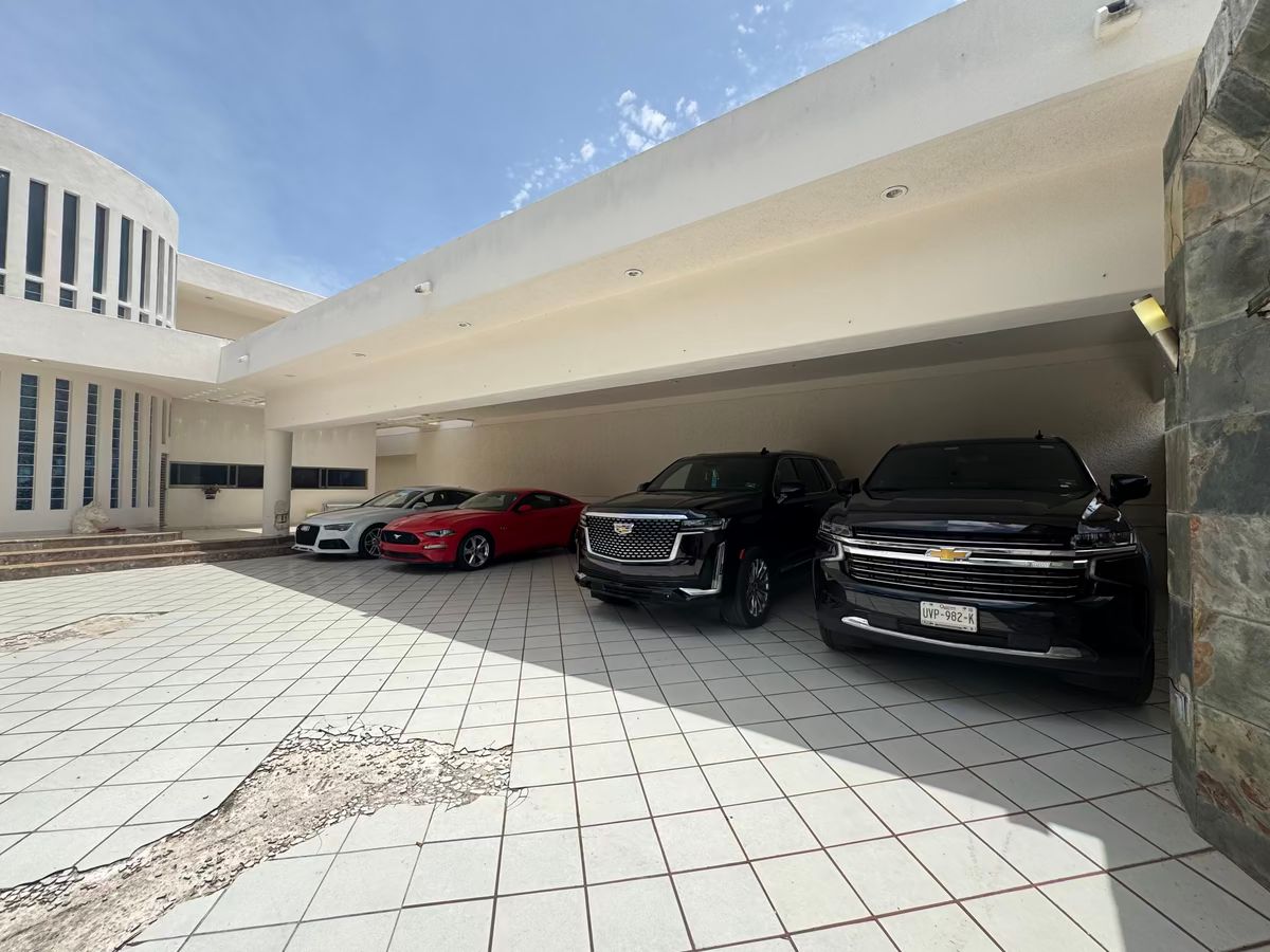 5 of 47: cochera  techada para 6  autos