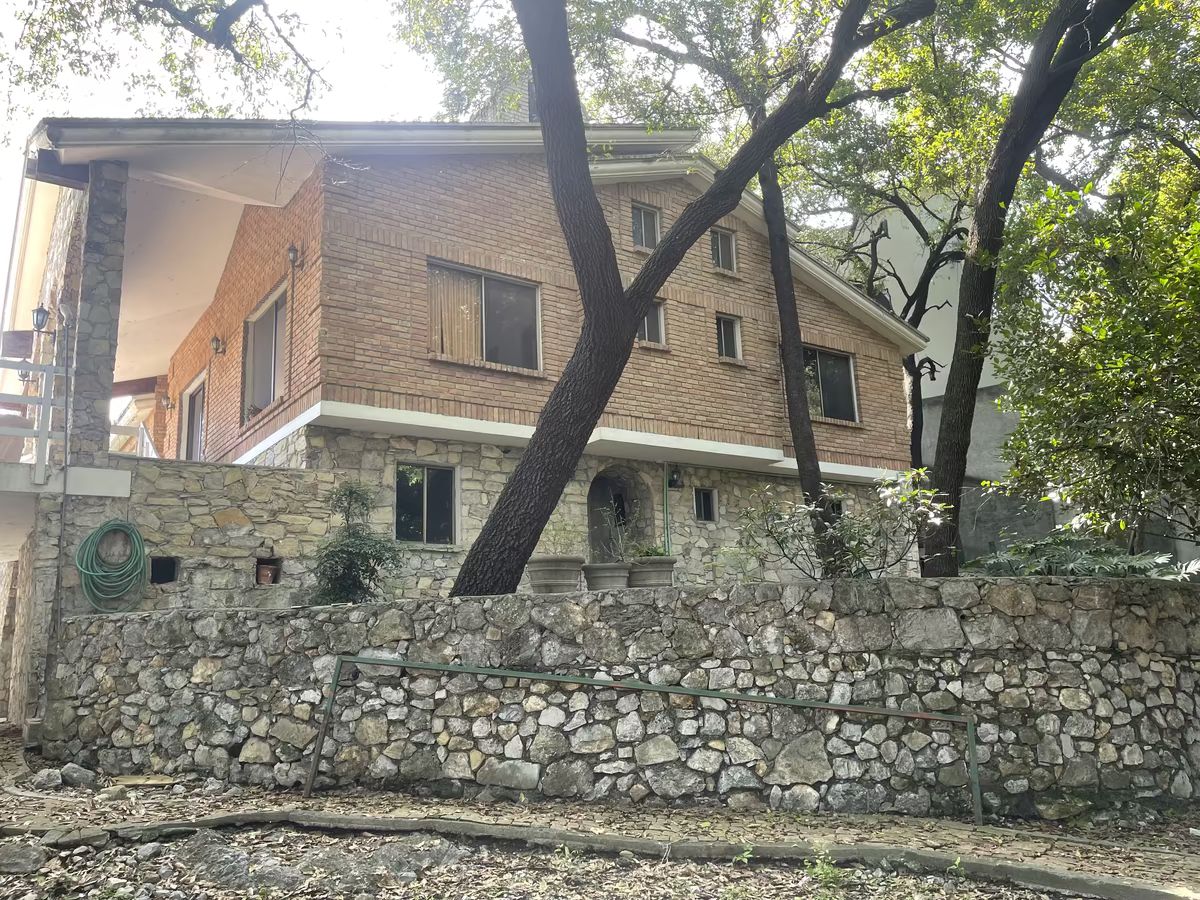 2 of 5: Casa desde el jardin