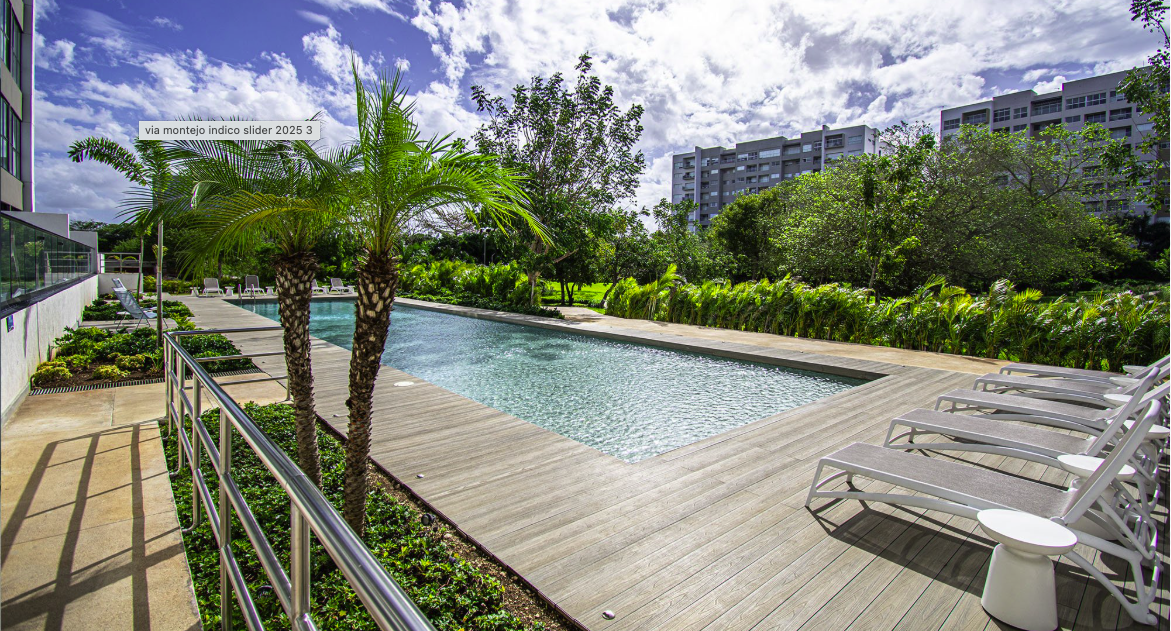 2 de 27: PISCINA Y CAMASTROS
