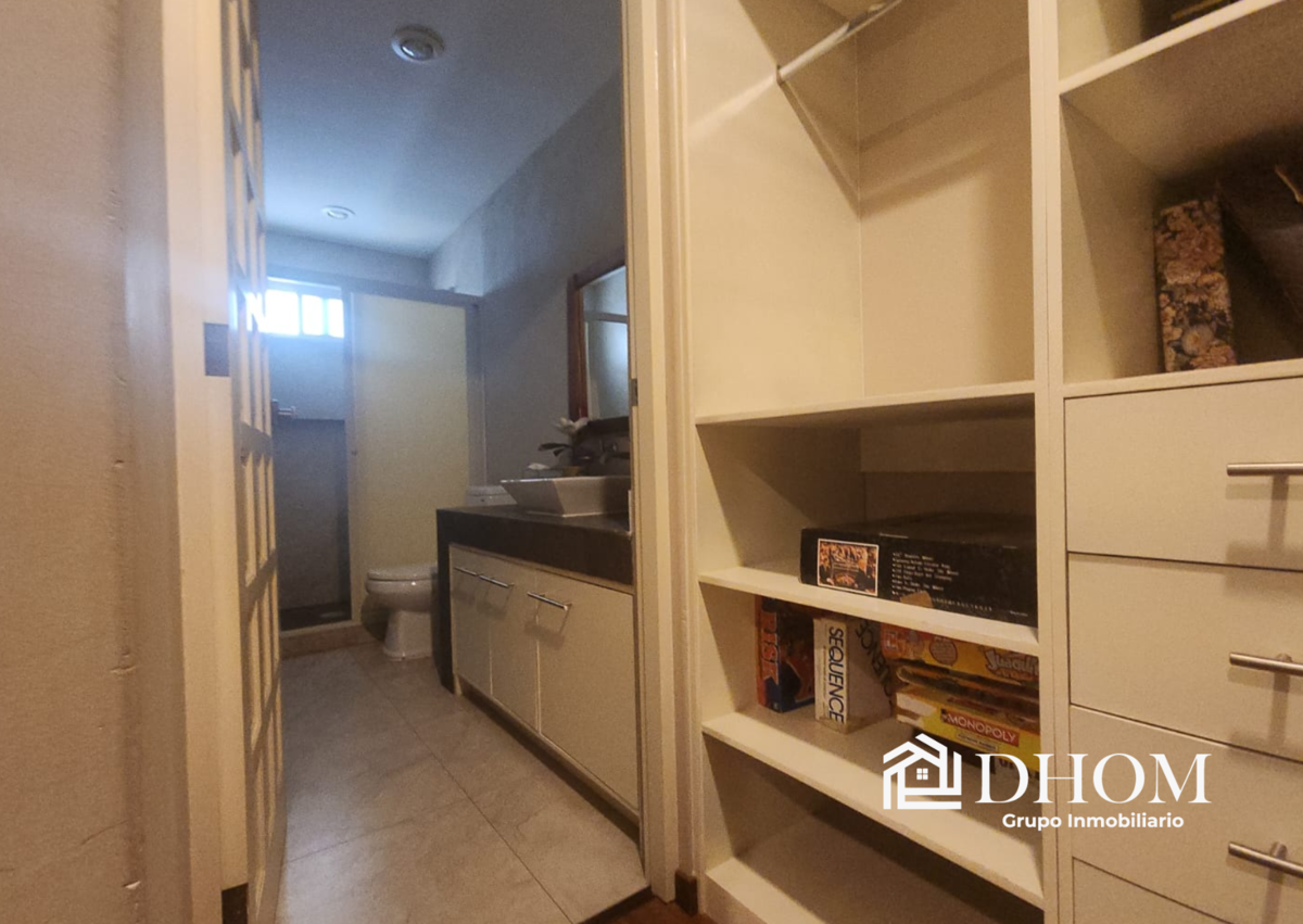 3 of 27: Vestidor y baño de Sala de TV o 4ta recámara