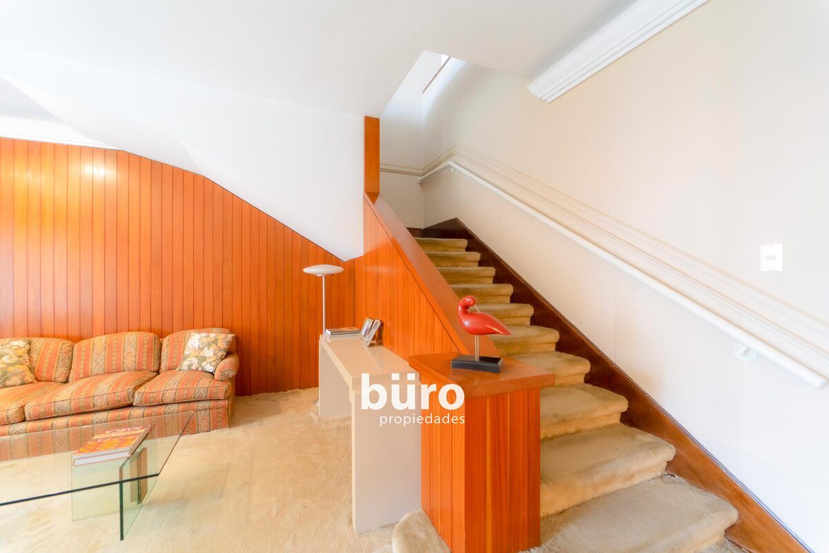 6 de 26: Reposadas escaleras al segundo piso