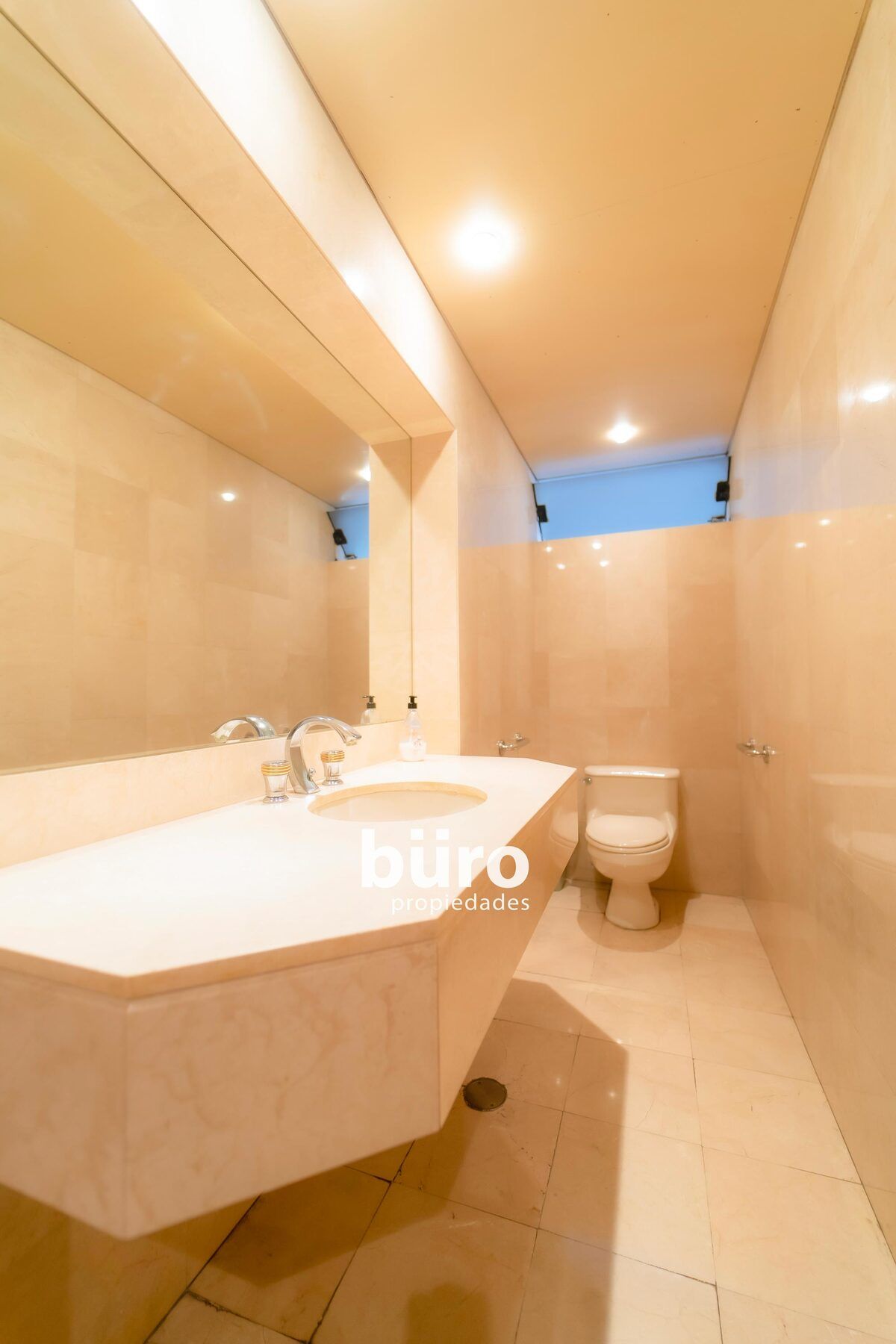 7 de 26: Baño de visitas en primer piso