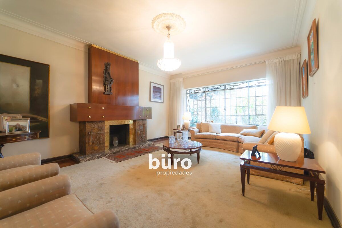 10 de 27: Gran sala con chimenea y vista al jardín frontal