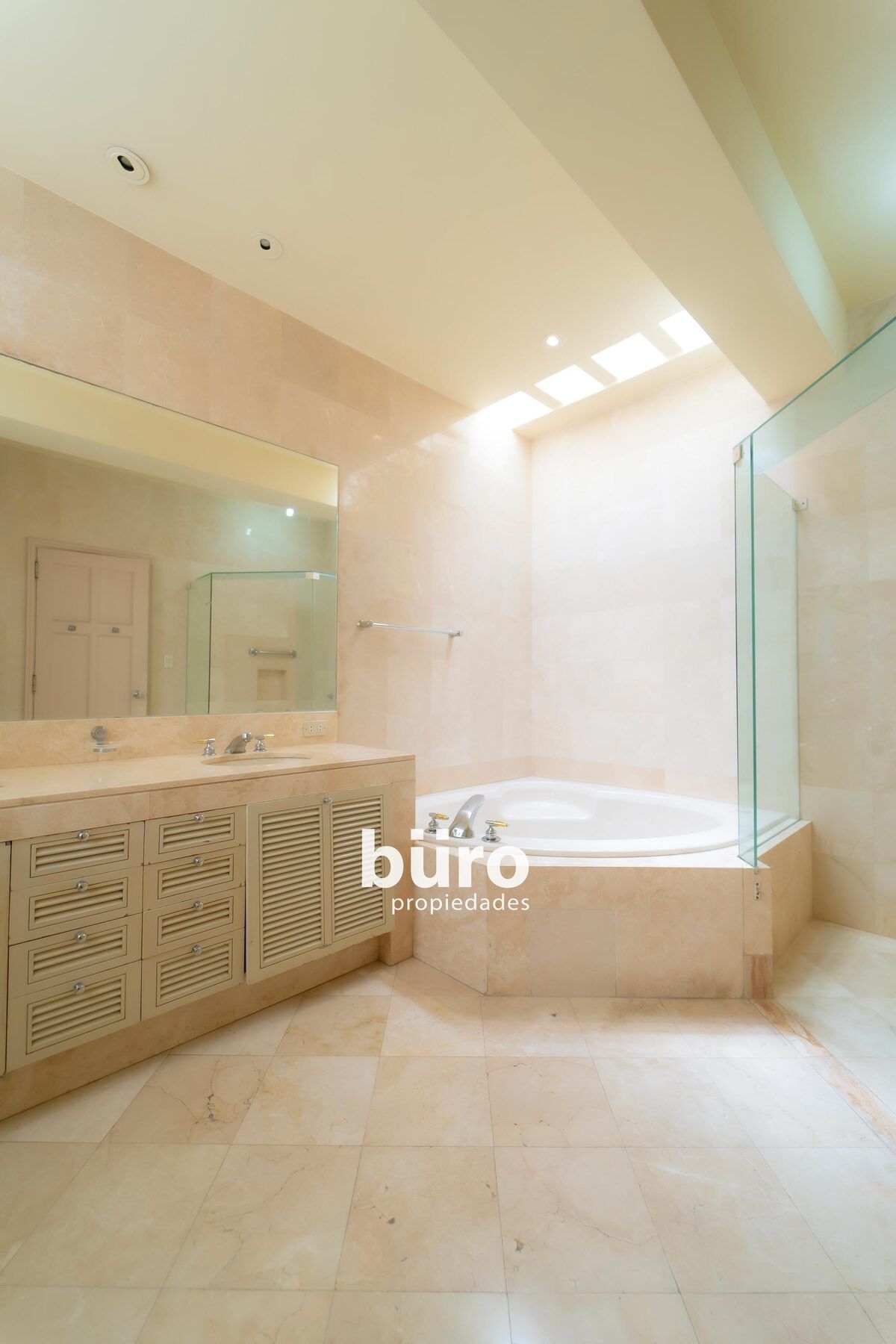 17 de 26: Baño principal compartido