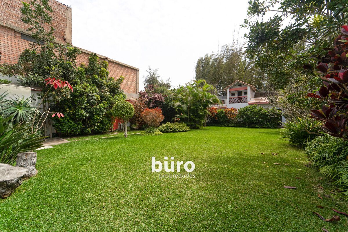 1 de 26: Gran jardín con ambientes independientes en el fondo