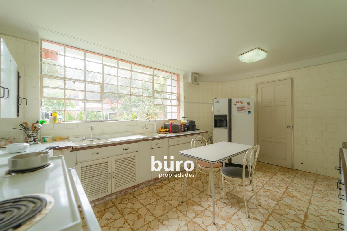 21 de 26: Cocina muy iluminada con vista al jardín