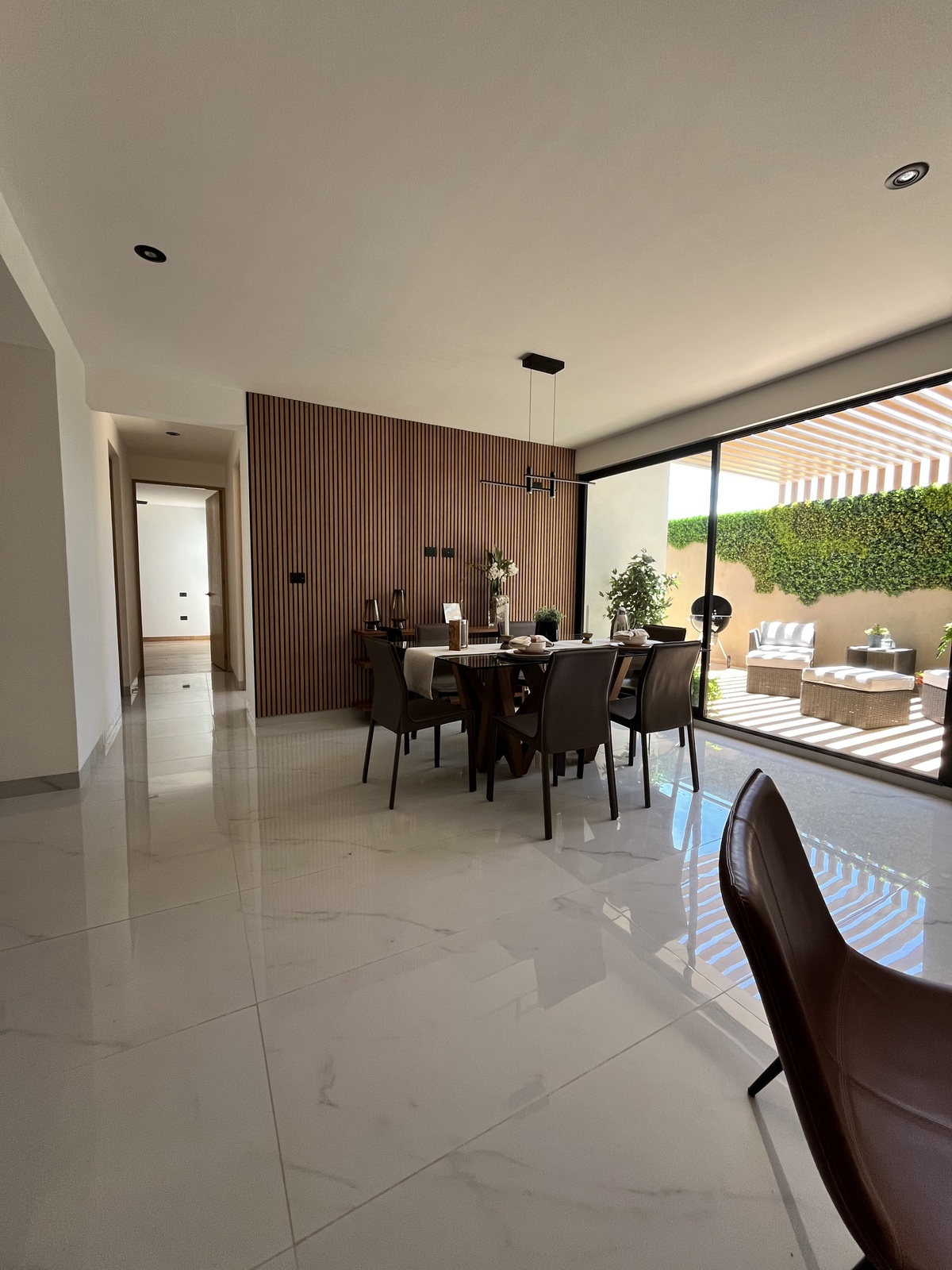 3 of 27: Sala