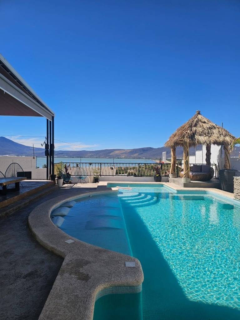 3 of 22: Alberca con palapa