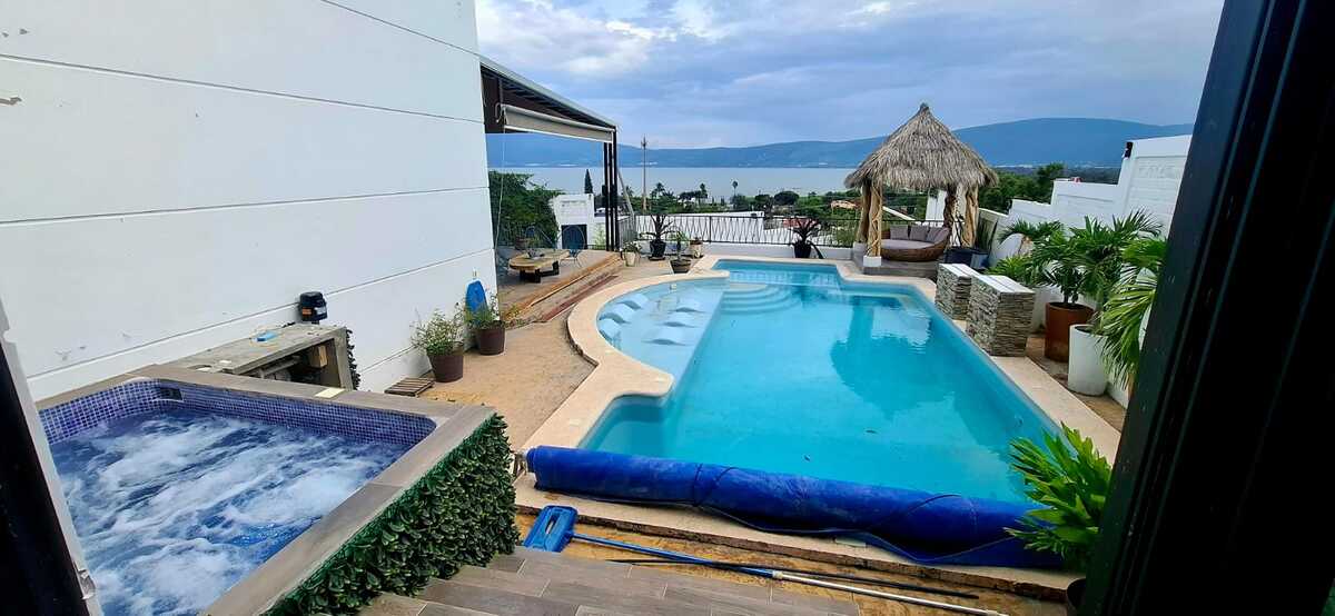 1 of 22: Alberca y Jacuzzi con vista al lago