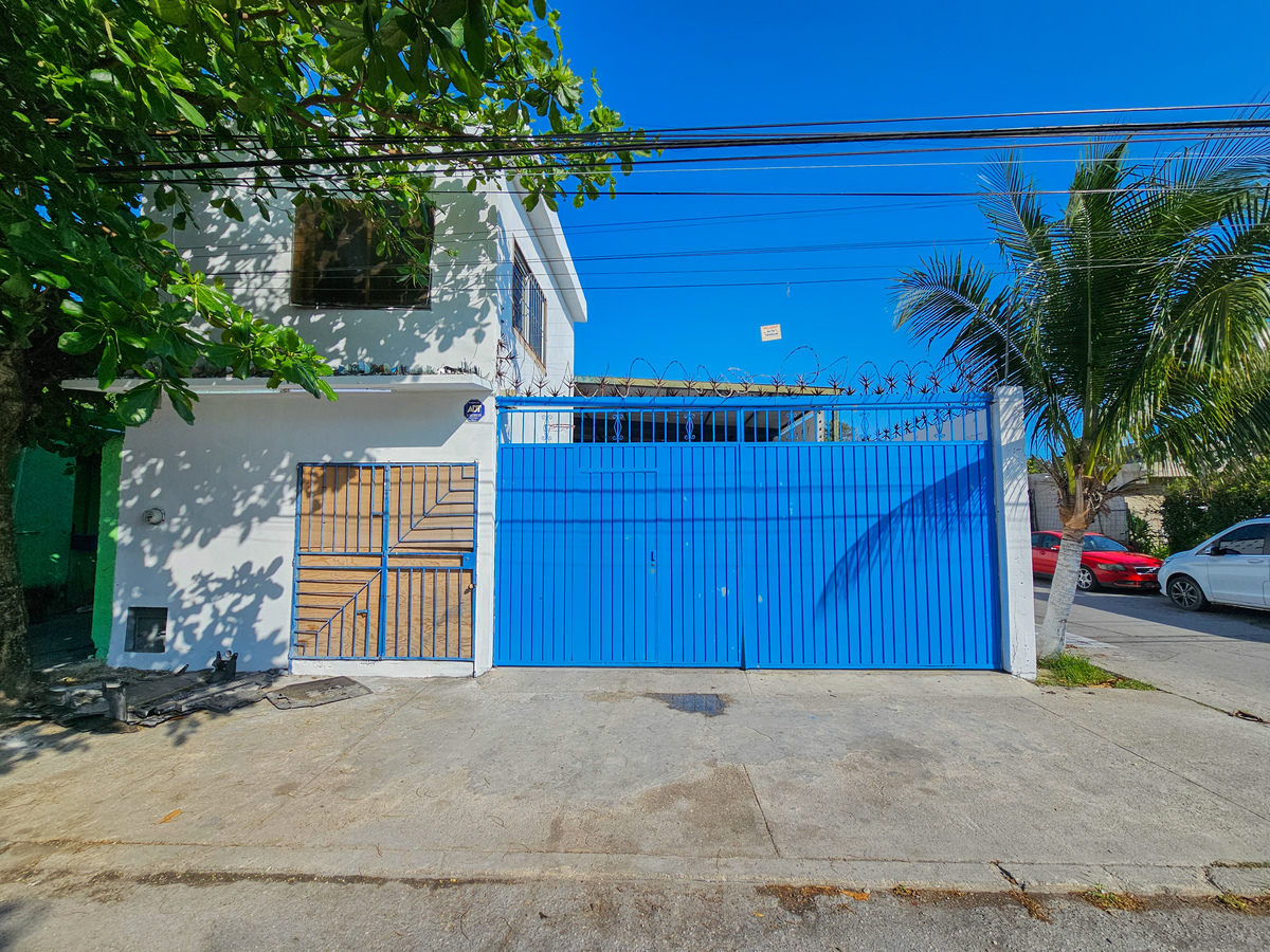 5 of 20: Portón